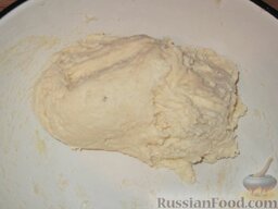 Ленивые вареники: Замесить мягкое, чуть липкое тесто. Если творог жирный или мокрый, муки нужно будет добавить больше, чем указано в рецепте.