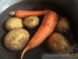 Салат «Гранатовый браслет»: Как приготовить салат «Гранатовый браслет»:    Картофель и морковь помыть, выложить в казанок, залить холодной водой. Поставить казанок на огонь. Довести до кипения, убавить огонь до среднего. Отварить овощи до готовности (около 20 минут). Слить воду. Овощи охладить.