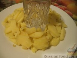 Салат «Гранатовый браслет»: На блюдо выложить картофель в форме кольца. (Можно в помощь по центру поставить стакан).