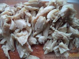 Салат «Гранатовый браслет»: Куриное мясо нарезать на небольшие кусочки.