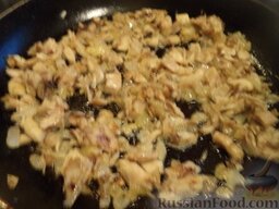 Салат «Гранатовый браслет»: В сковороде (или миске) соединить готовую курятину с обжаренным луком, перемешать.