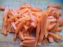 Салат «Гранатовый браслет»: Все овощи нарезать соломкой.   Морковь очистить нарезать соломкой.