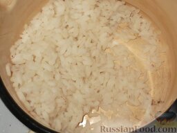 Салат из печени трески с рисом: Как приготовить салат из печени трески с рисом:    Рис сварить (он должен быть рассыпчатым). Для этого залить рис  большим количеством воды, довести до кипения, варить 10 минут. Хорошо промыть. Охладить.