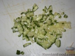 Салат из печени трески с рисом: Огурец вымыть и нарезать кубиками.