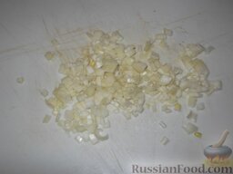 Салат из печени трески с рисом: Лук очистить и мелко нарезать.