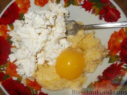 Творожное печенье: Протереть творог.  В масляную смесь добавить яйцо и протертый творог.
