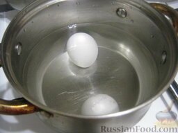 Начинки для пирожков из риса с яйцом: Пока варится рис, яйца отварить вкрутую.