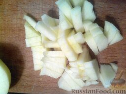 Начинки для пирожков из яблок: Яблоки для пирожков нарезать ломтиками.