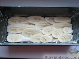 Пирог с бананами: Сверху положить слой нарезанных длинными ломтиками бананов.