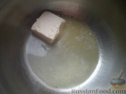 Котлеты из курицы и говядины: Сделать белый соус. Для этого в кастрюльке на самом маленьком огне растопить сливочное масло.