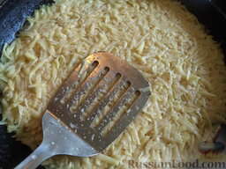 Картофельный пирог: Выложить картофель в сковороду и утрамбовать, чтобы получился ровный пласт, покрывающий все дно (толщина около 2 см). Подрумянивать на среднем огне 7-10 минут.