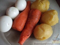Салат «Мимоза»: Как приготовить салат «Мимоза»:    Картофель и морковь помыть, выложить в казанок, залить холодной водой, довести до кипения. Посолить. Овощи отварить в подсоленной воде на небольшом огне до готовности (около 20 минут). Овощи остудить. Очистить овощи и куриные яйца.