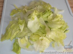 Необыкновенно вкусный салат: Салат порвать на кусочки.