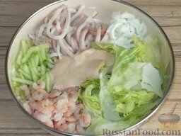 Необыкновенно вкусный салат: Соединить в миске листья салата, яичный белок, кальмаров, креветки и огурцы. Салат заправить соусом. Перемешать.