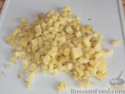 Окрошка с курицей: Картофель отварить в кожуре, остудить, почистить и нарезать мелкими кубиками.