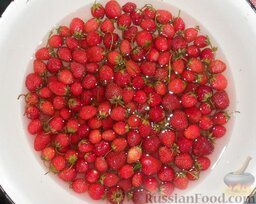 Варенье из клубники: Как приготовить варенье из клубники:    Первым делом ягоды тщательно промывают холодной водой.