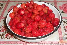 Варенье из клубники: Затем промытые ягоды очищают от плодоножек и чашелистиков.