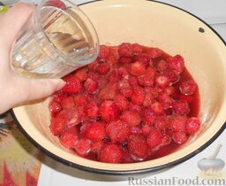 Варенье из клубники: После появления достаточного количества сока добавляют на 1 кг ягод полстакана воды и таз с содержимым ставят на небольшой огонь.