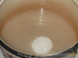 Варенье из дыни: Готовят сироп. Чтобы приготовить сироп крепостью 70%, нужно на 600 г сахара добавить 1 стакан воды.