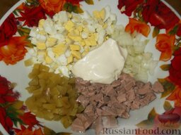 Салат с печенью трески: Смешать в салатнице яйца, печень, огурцы и лук. Заправить майонезом.