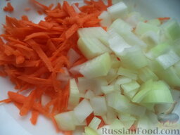 Паштет из говяжьей печени (способ 2): Очищают и моют лук и морковь. Лук мелко измельчают ножом. Морковь трут на терке.