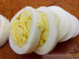 Салат из курицы с красной фасолью: Оставшееся яйцо нарезают кружочками.