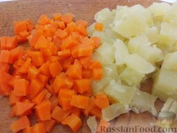 Салат из курицы с красной фасолью: Овощи очищают, разрезают пополам, а затем нарезают кубиками.