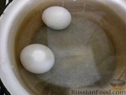 Салат из курицы с красной фасолью: Яйца варят вкрутую (заливают водой, доводят до кипения, варят 5 минут).