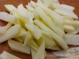 Салат из курицы с красной фасолью: Моют яблоко, нарезают соломкой.