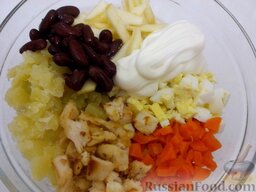 Салат из курицы с красной фасолью: К филе добавляют нарезанные овощи, яблоко, измельченное яйцо, красную фасоль, майонез, соль.     Салат тщательно перемешивают.