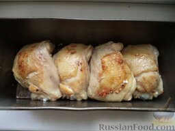 Куриные бедра в сметане: Затем выложить в форму для запекания.  Включить духовку.
