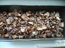 Куриные бедра в сметане: На курицу выложить  измельченный лук и нарезанные грибы.