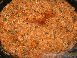 Мясная лазанья с грибами и соусом бешамель: Выложить фарш и обжарить. Добавить томат, посолить, поперчить, добавить зелень базилика и тушить в течение 40 минут.