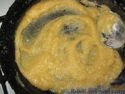 Мясная лазанья с грибами и соусом бешамель: Для соуса бешамель:  Обжарить муку на сливочном масле.