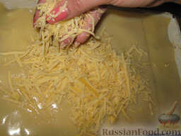 Мясная лазанья с грибами и соусом бешамель: Последний слой посыпать тертым сыром.
