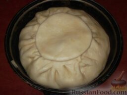 Пирог с мясом и картофелем: Из оставшегося теста скатать шарик, раскатать его в небольшую лепешку и положить на это отверстие.