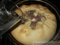 Пирог с мясом и картофелем: Выпекать пирог с мясом и картофелем в духовке при температуре 170 градусов. Через час 