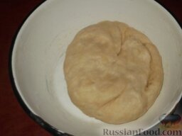 Пирог с мясом и картофелем: Из компонентов, предложенных в рецепте, вымесить тесто.