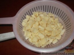 Пирог с мясом и картофелем: Подготовленный картофель нарезать маленькими кусочками.