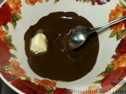 Шоколадная глазурь I: Чтобы глазурь стала более блестящей, при растапливании шоколада можно прибавить кусочки масла (на 100 г шоколада 5 г масла).   Мешать, пока не станет теплым и гладким, а затем налить на торт и сравнять мокрым ножом.