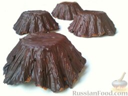 Шоколадная глазурь I: Маленькие пирожные надо погрузить в глазурь или нанести глазурь кисточкой, формируя фактуру.    Поставить в холодное место.