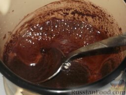 Блестящая шоколадная глазурь: Поставить варить 100 г шоколада, 100 г сахара в 100 мл воды.