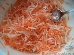 Салат из моркови с редькой: Смешать морковь с редькой, добавить пару крупных зубчиков чеснока, пропущенных через чеснокодавилку.