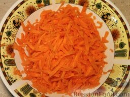 Салат из моркови с орехами и чесноком: Как приготовить салат из моркови с орехами и чесноком:    Итак, три крупные, хорошо уродившиеся морковки очищаю, мою и натираю на крупной терке.