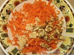 Салат из моркови с орехами и чесноком: Добавляю к моркови чеснок и орехи. Хорошо все перемешиваю.