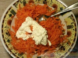 Салат из моркови с орехами и чесноком: Заправляю половиной стакана густого майонеза. Если надо, добавляю соль. Можно добавить еще немного майонеза и снова перемешать.