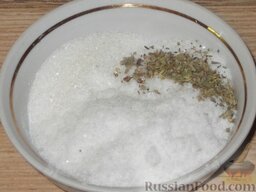 Горбуша засоленная: Смешать крупную соль с сахаром (не удивляйтесь, сахар необходим, чтобы засолить горбушу) в соотношении 2:1, добавить на кончике ножа сухую молотую смесь, хорошо перемешать.