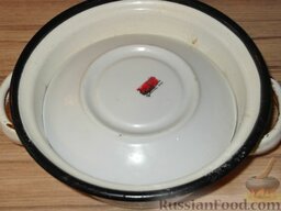 Горбуша засоленная: Прижать рыбу перевернутой плоской тарелкой, подходящей по размеру. По желанию можно сверху поставить литровую банку с водой.  Рыбу поместить в холодильник.