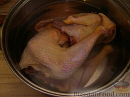 Бульон куриный: Тушку опалить на огне, чтобы убрать оставшиеся волоски. Курицу вымыть, положить в кастрюлю и залить холодной водой. Чтобы получился наваристый куриный бульон, курицу необходимо заливать только холодной водой из расчета на 1 кг курицы 2 литра воды. Если при этом вода не покрывает курицу, нужно взять другую кастрюлю. Или, в крайнем случае, можно добавить еще максимум 0,5 л воды.
