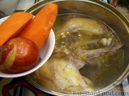 Бульон куриный: Морковь и лук вынуть из бульона через 15-20 минут после закипания.